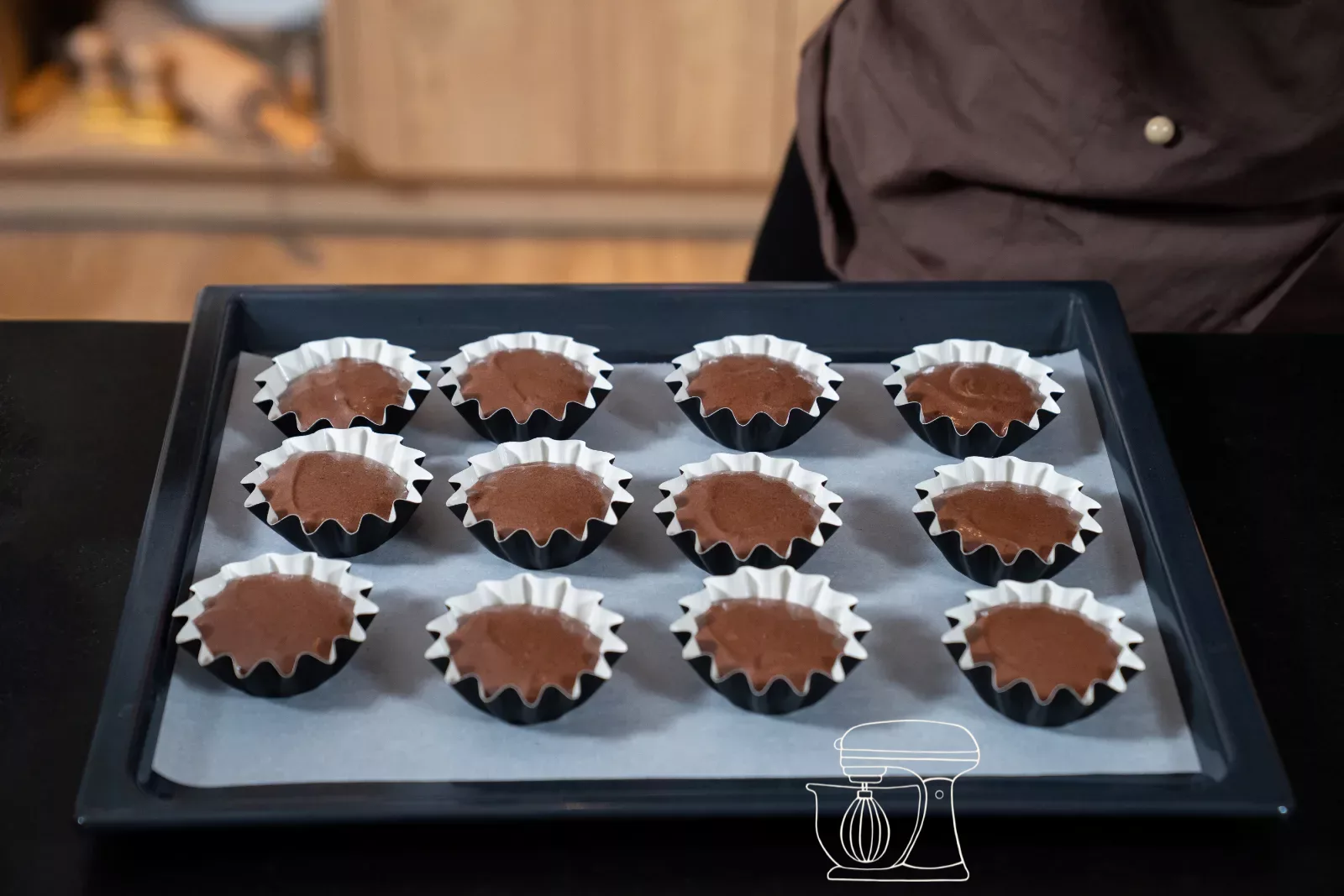 Mit Teig gefüllte Cupcake-Förmchen auf dem Blech