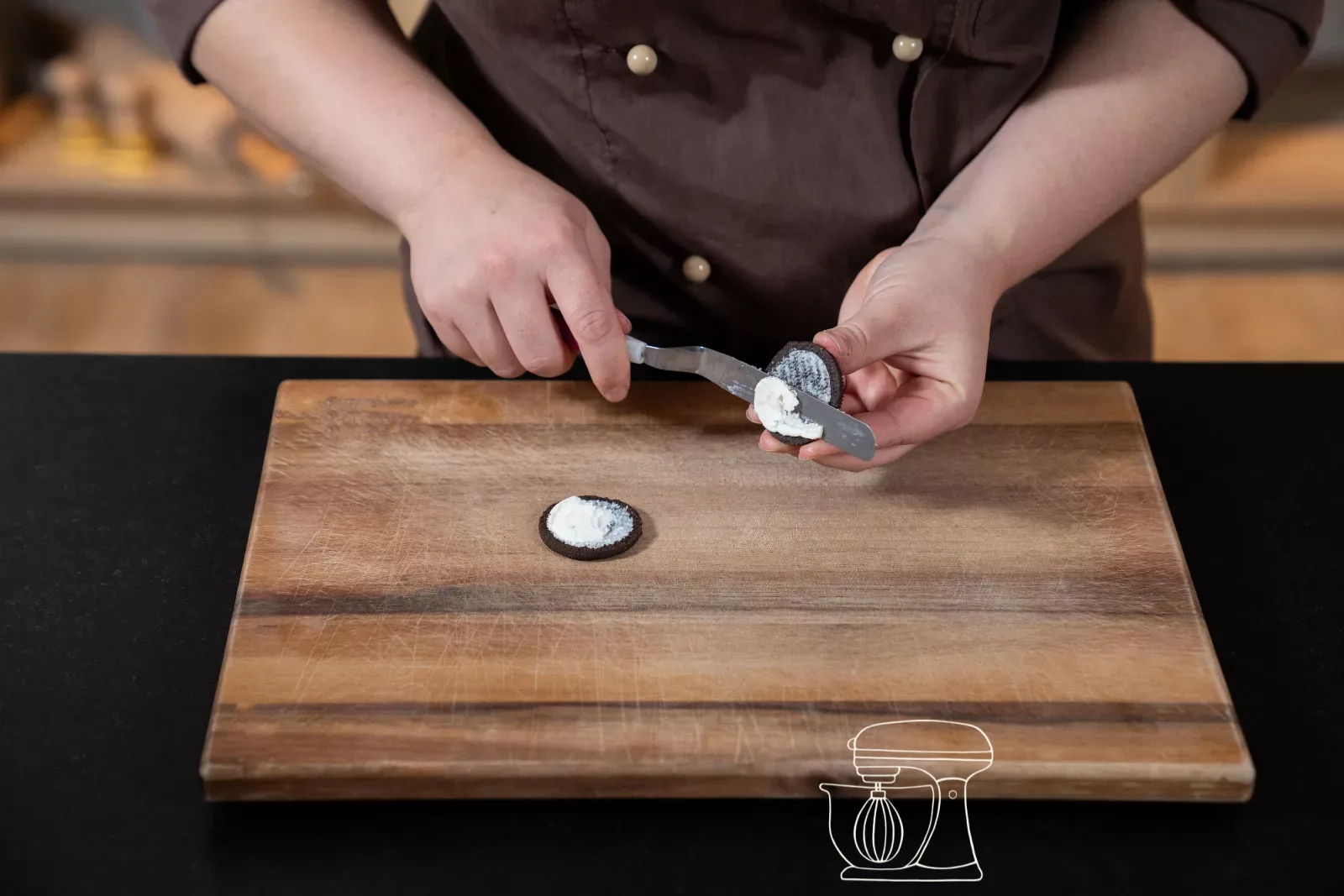 Oreo-Kekse werden auf einem Holzbrett zugeschnitten