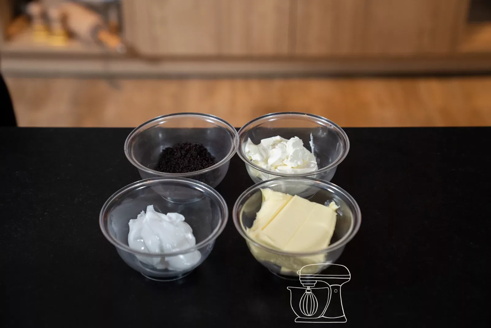 Oreo-Brösel, Frischkäse, Fondant und Butter in vier Schüsseln
