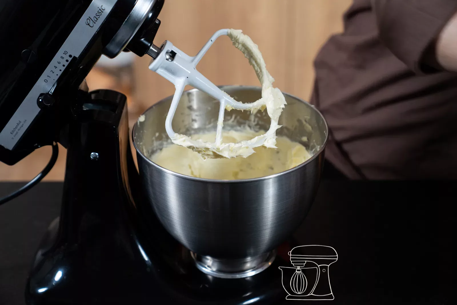 Frosting wird in der Küchenmaschine mit dem Flachrührer geschlagen
