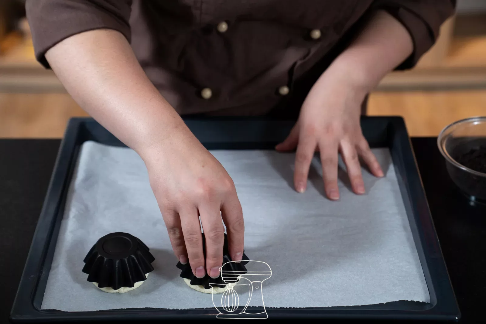 Cupcake mit Frosting wird kopfüber auf Backpapier gestellt