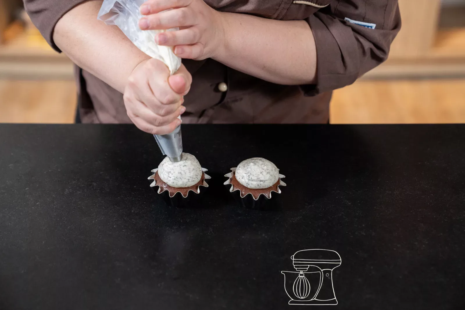 Zuerst die Beine · salt1: Spinnenbeine werden mit dunkler Kuchenglasur auf das Frosting gespritzt