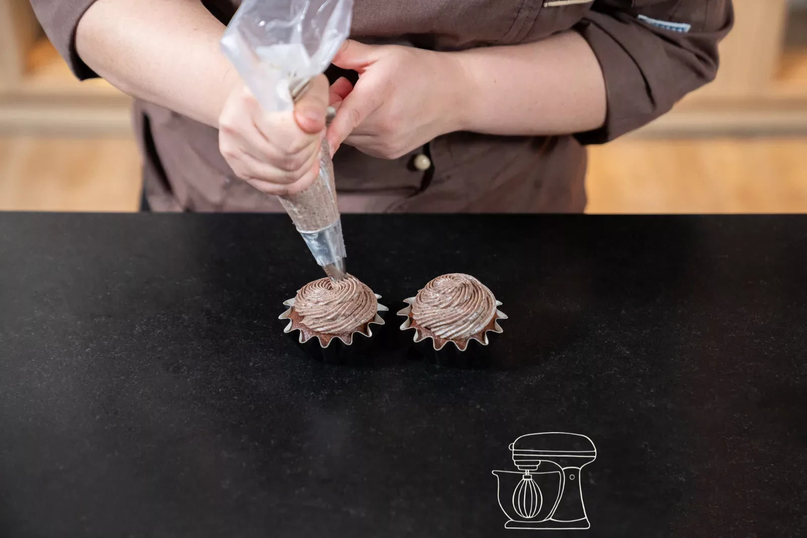Kakaopulver wird unter das Oreo-Frosting gerührt