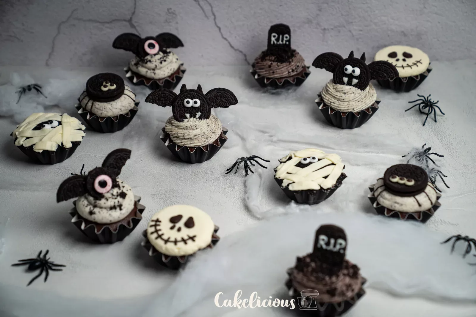 Oreo-Cupcakes für Halloween als Mumie, Gespenst, Fledermaus, Spinne und Grab