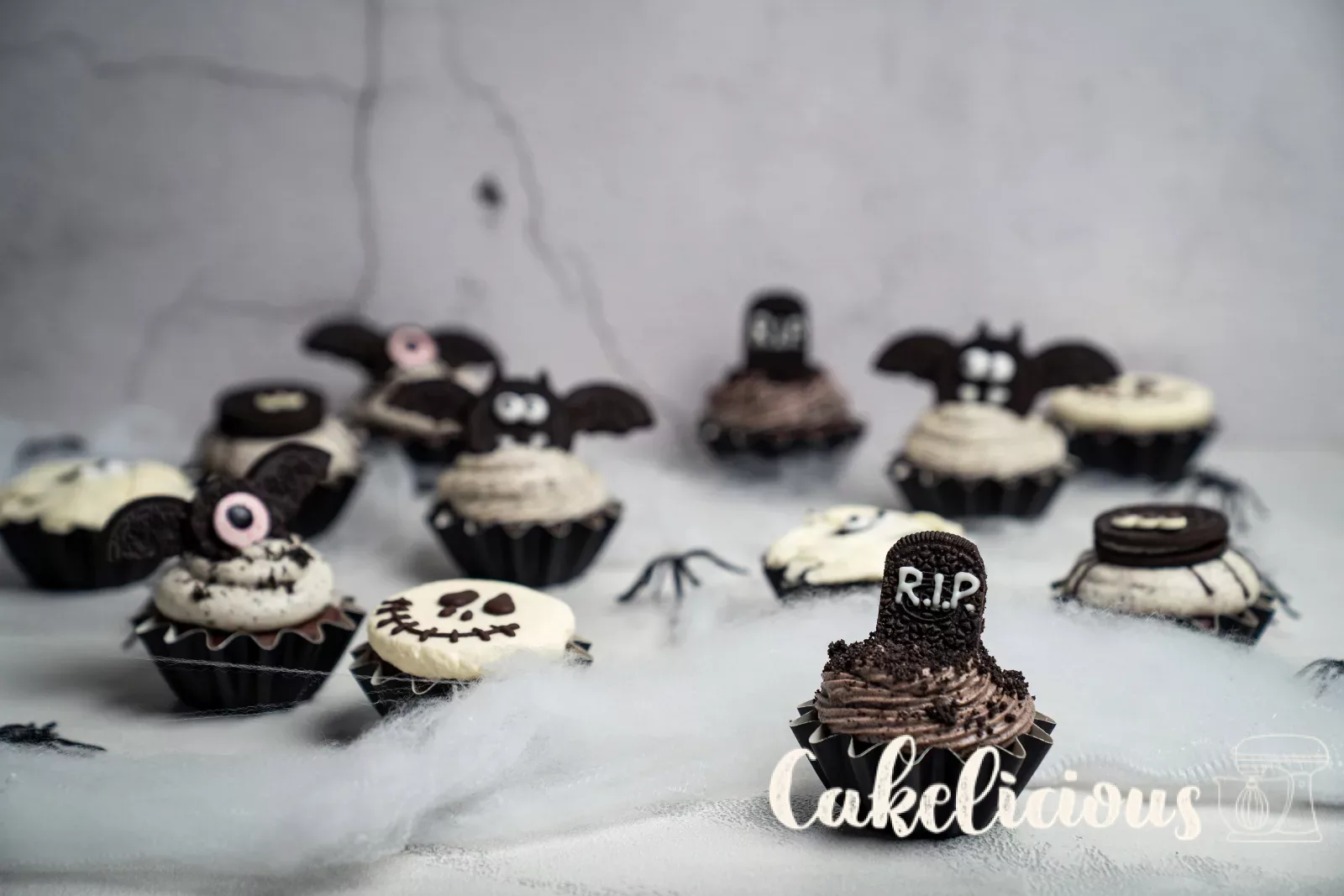 Oreo-Cupcakes für Halloween als Mumie, Gespenst, Fledermaus, Spinne und Grab