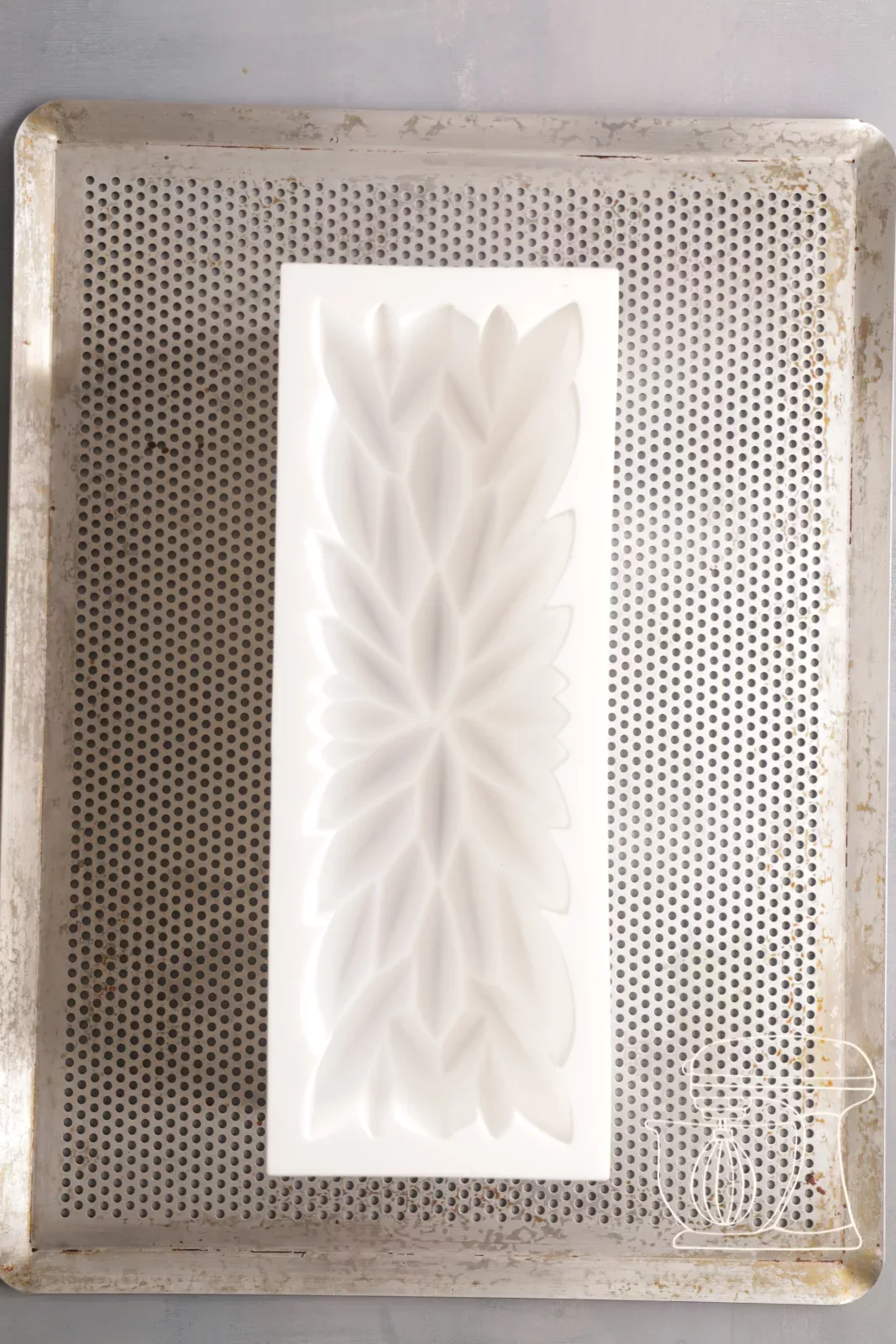 Bûche Form 3D Instant on the perforated baking sheet