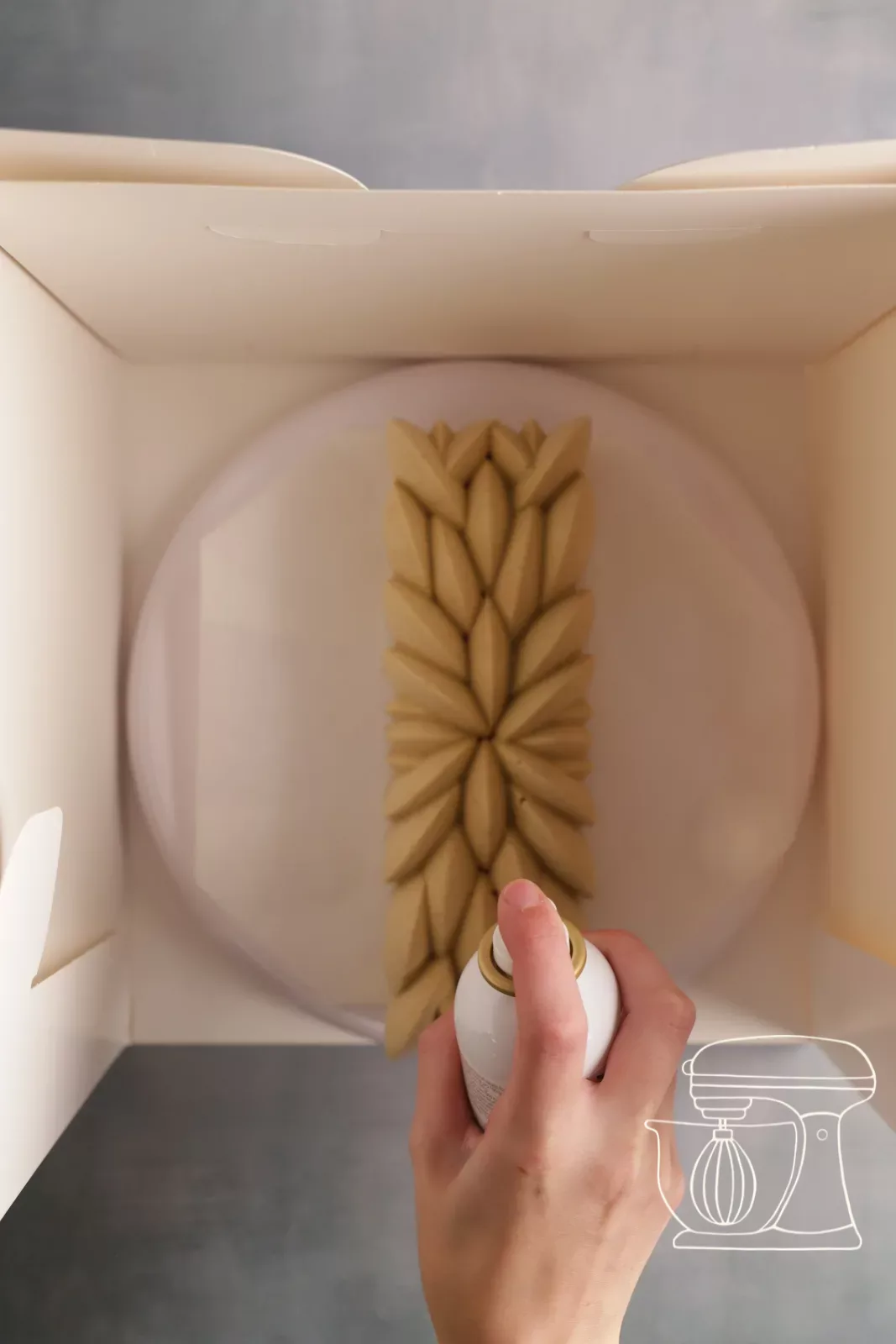Spraying the bûche with velvet spray