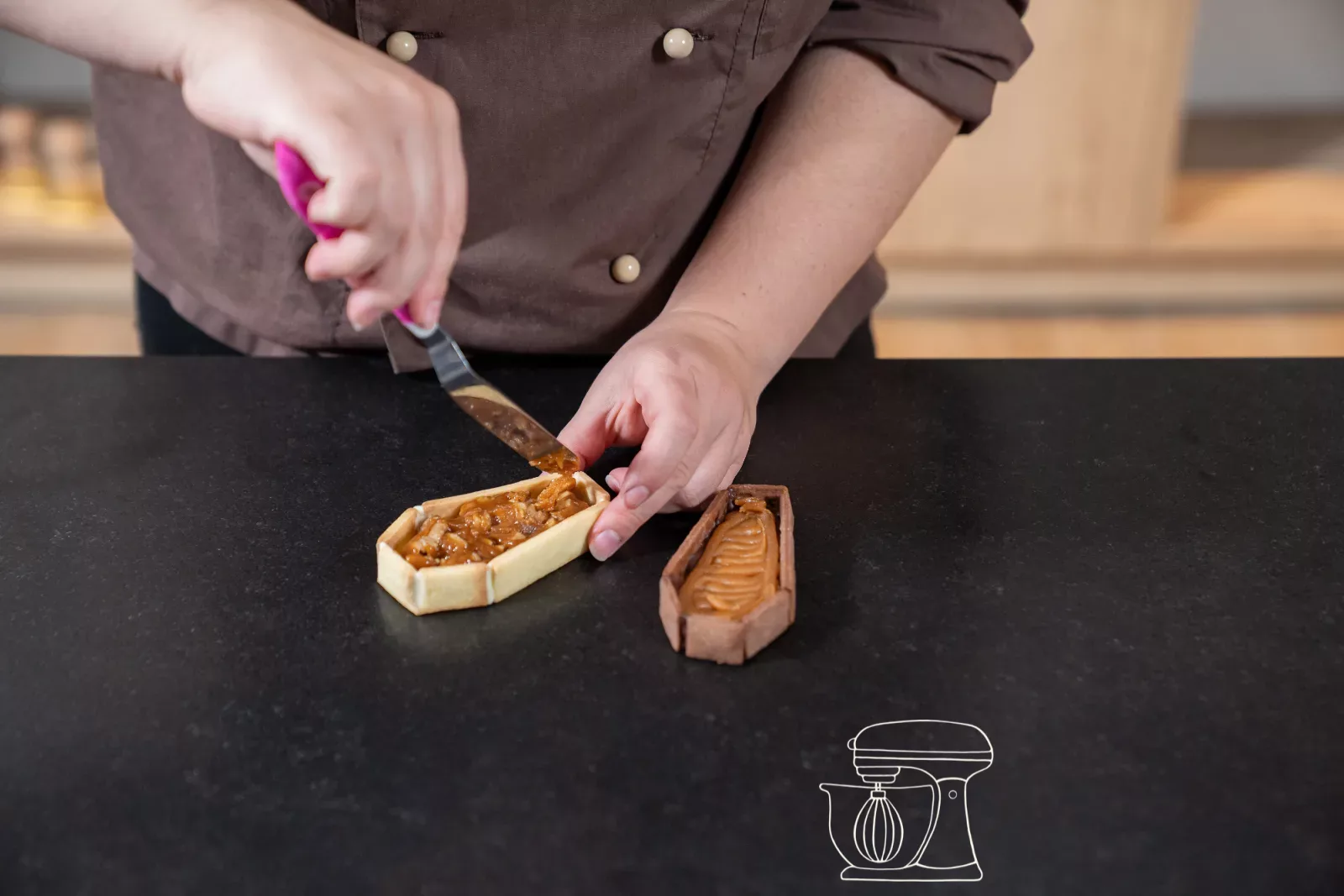 Riempire la bara chiara con caramello e noci