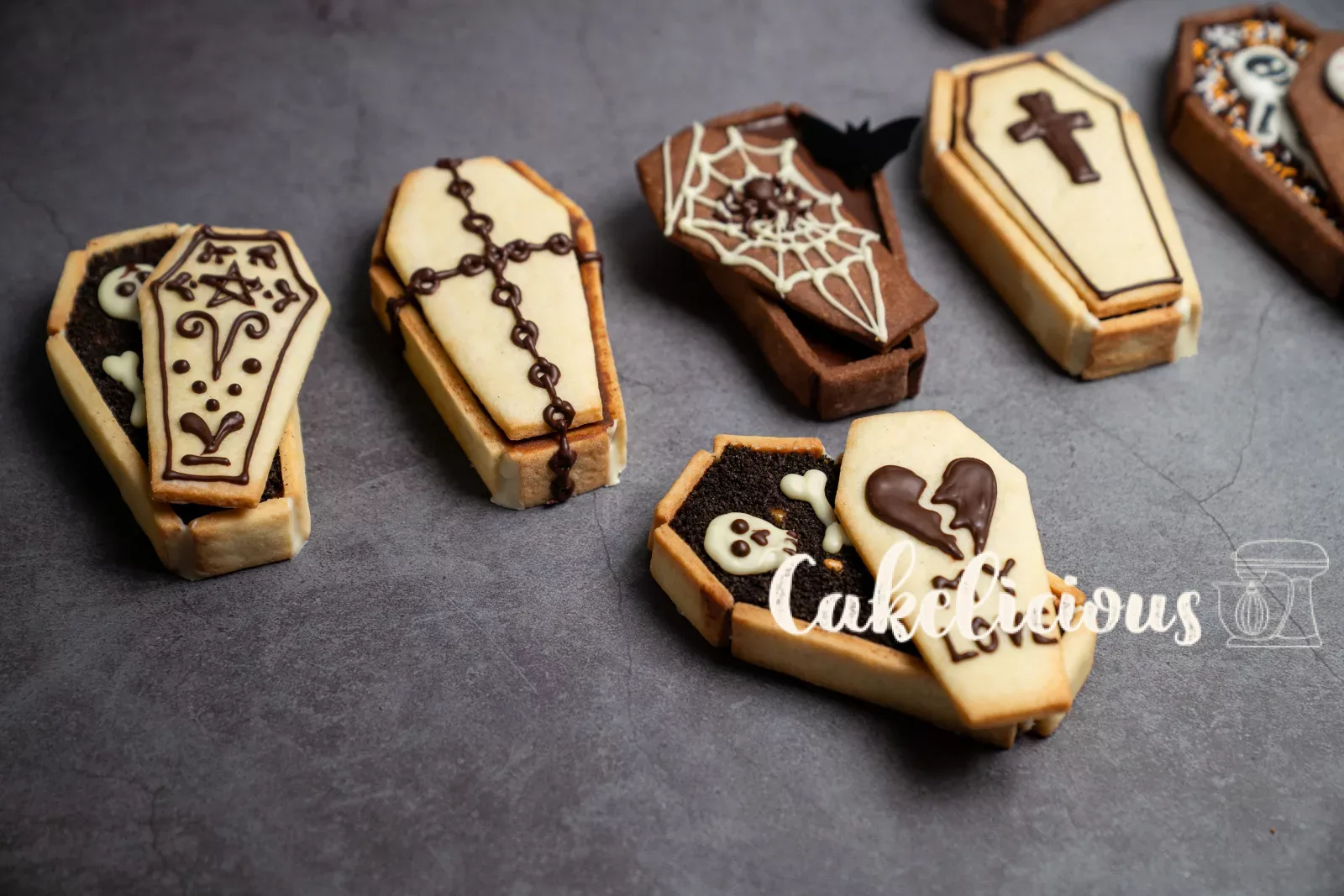 Biscotti a bara con scheletro tra ragnatele