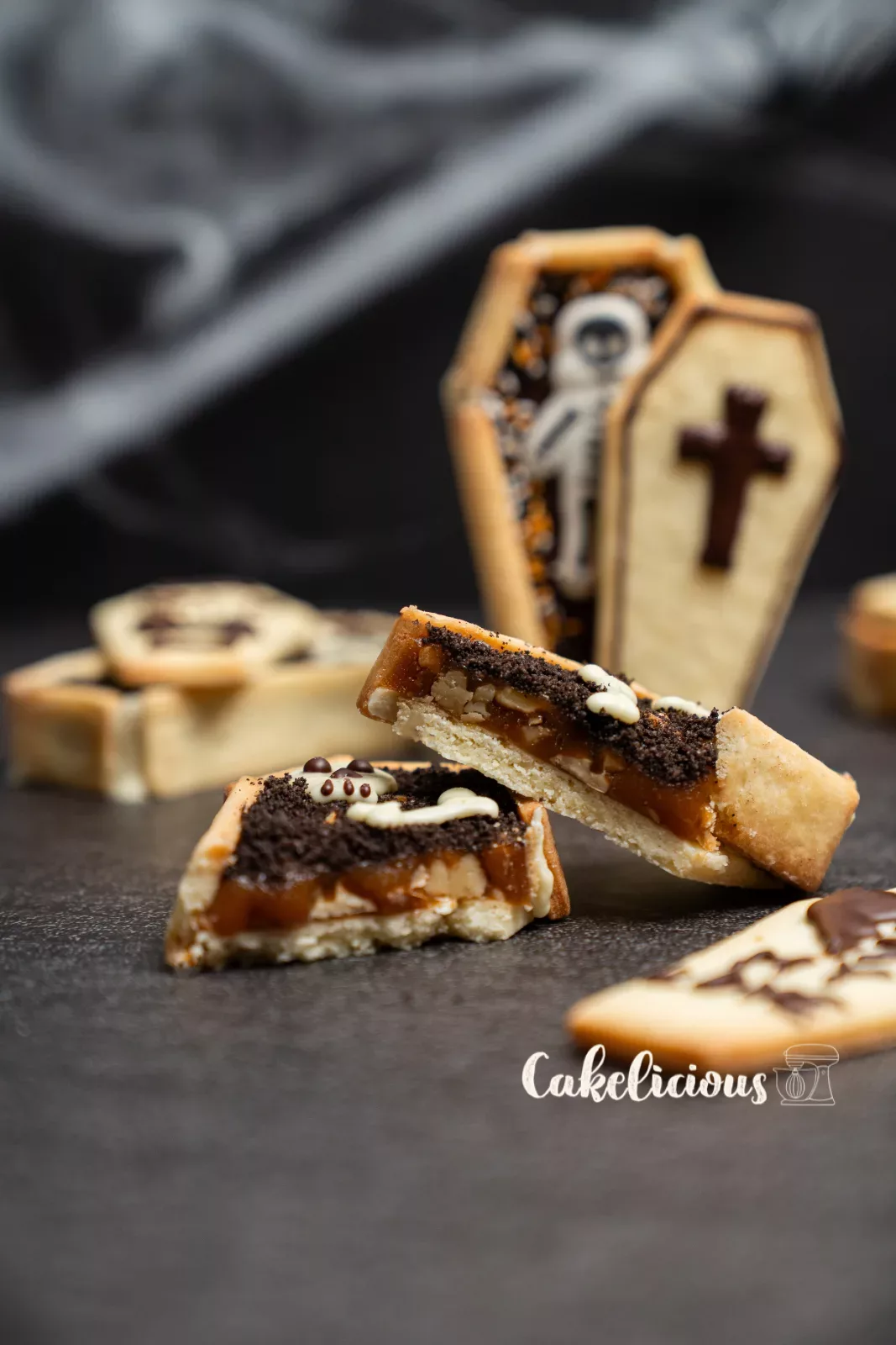 Biscotti bara con croce, ragnatela e cuore