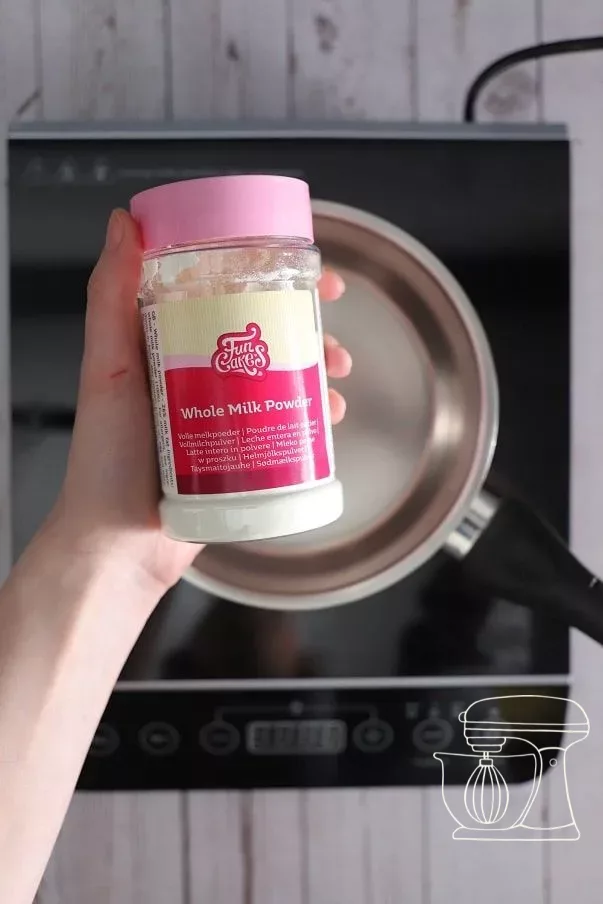 Ajouter la poudre de lait entier dans la casserole