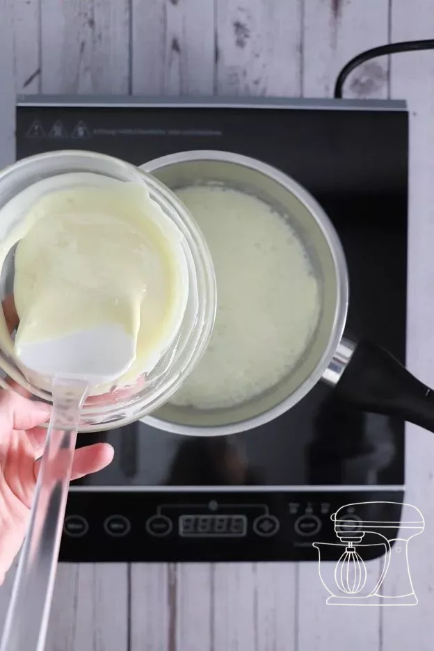Ajouter le chocolat blanc fondu