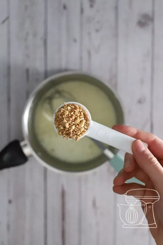 Une cuillère à soupe de croquant au-dessus de la ganache