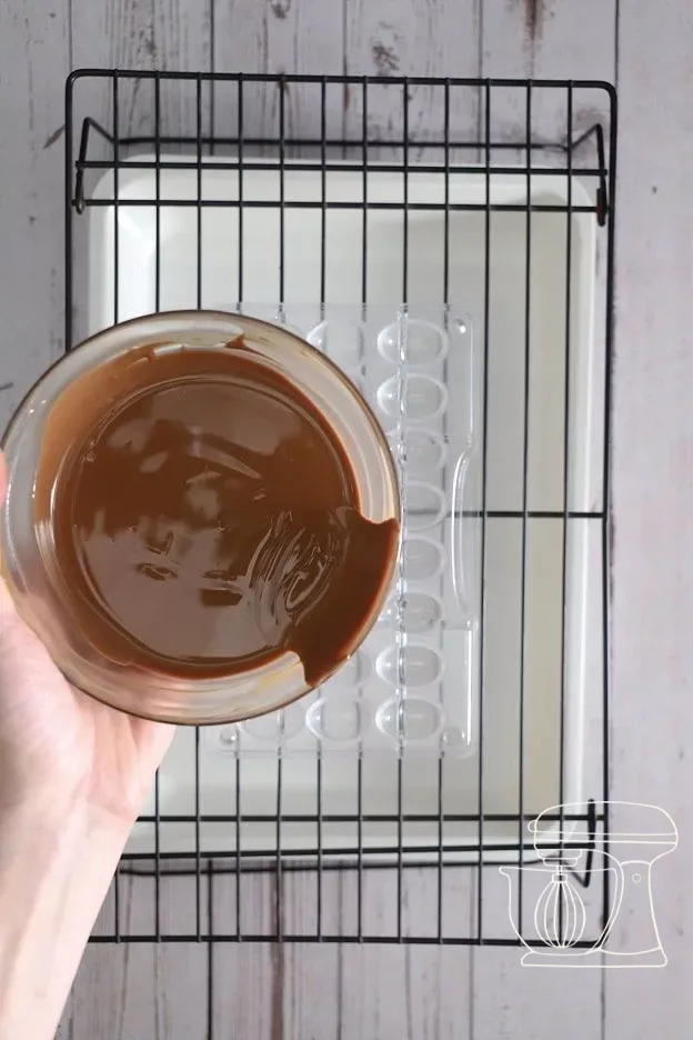 Verser le chocolat dans le moule