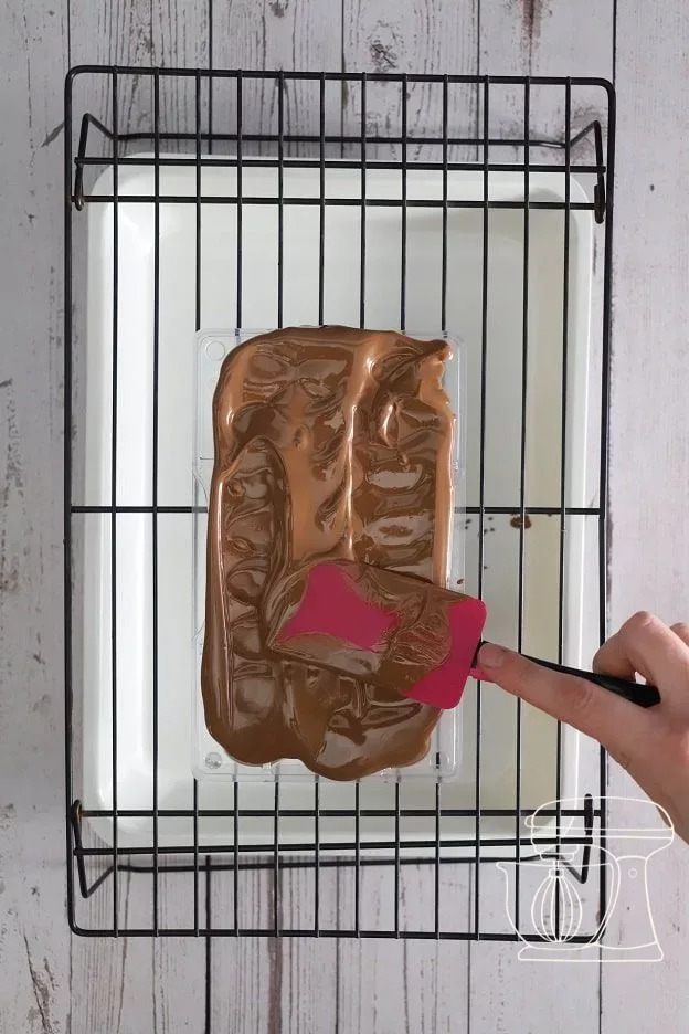 Étaler le chocolat avec la spatule à pâte