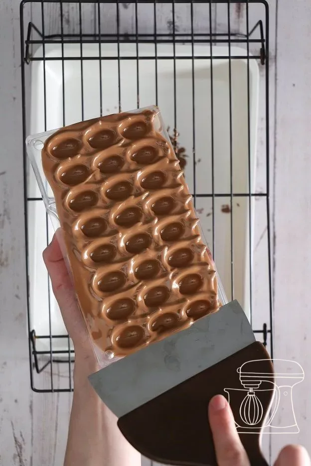 Racler le surplus avec la spatule à chocolat
