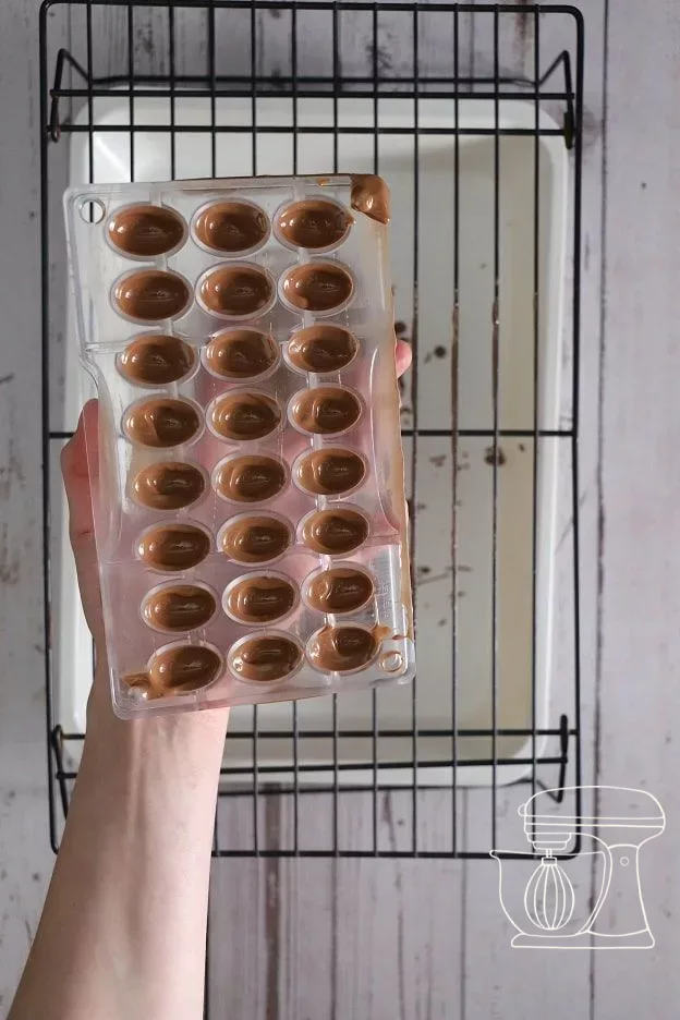 Moule propre avec les coques en chocolat