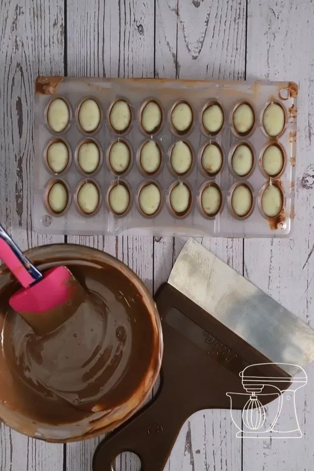 Verser le chocolat sur le moule