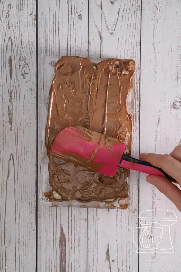 Répartir le chocolat avec la spatule à pâte