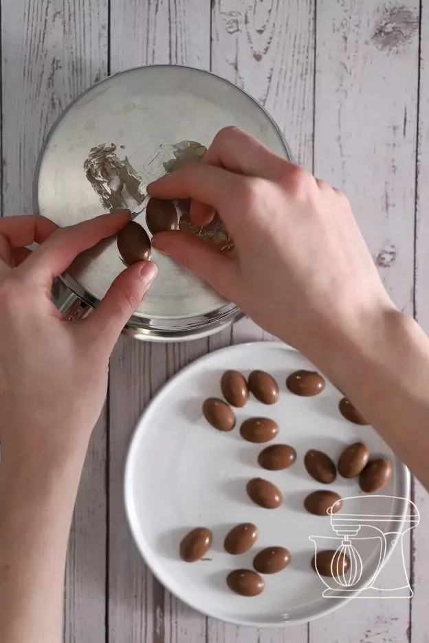 Faire fondre légèrement une moitié d'œuf sur le fond tiède de la casserole