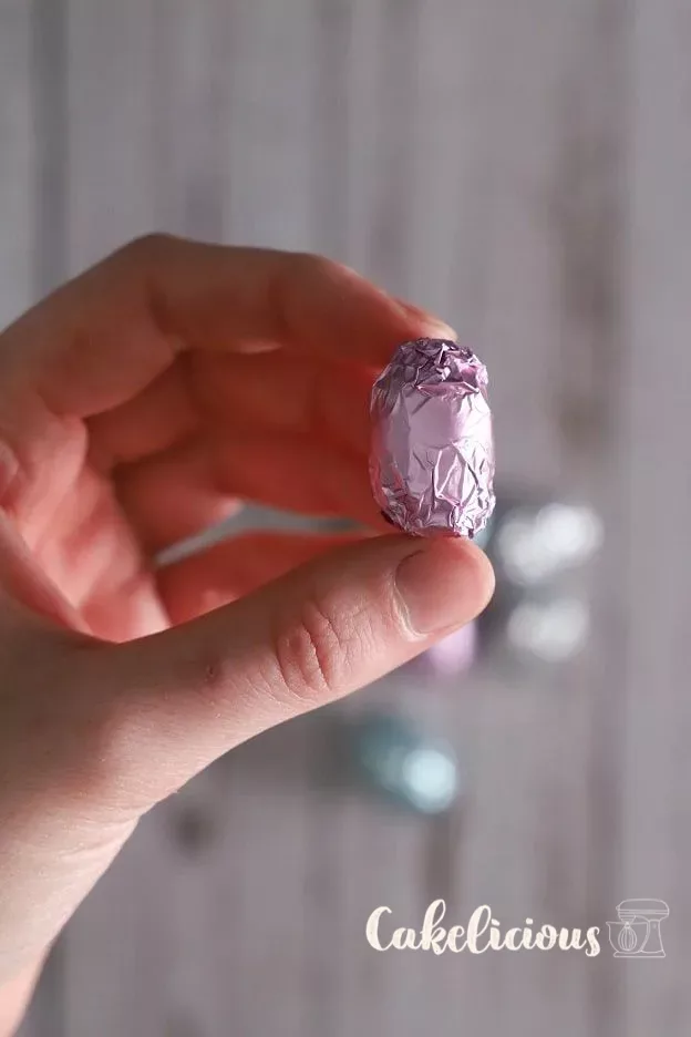 Bonbon au chocolat emballé dans du papier d’aluminium rose