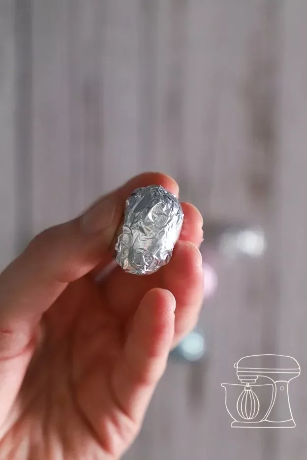 Bonbon au chocolat dans du papier aluminium argenté