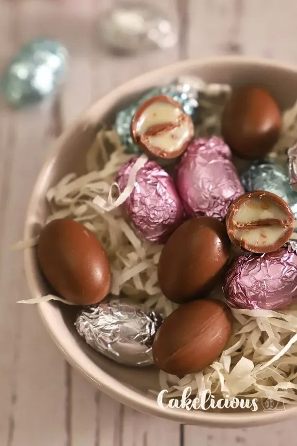 Coupe de bonbons au chocolat, certains coupés en deux avec la garniture visible
