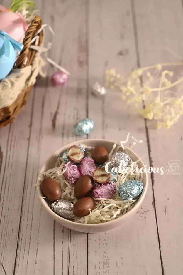 Coupe de Pâques avec bonbons au chocolat maison emballés et non emballés