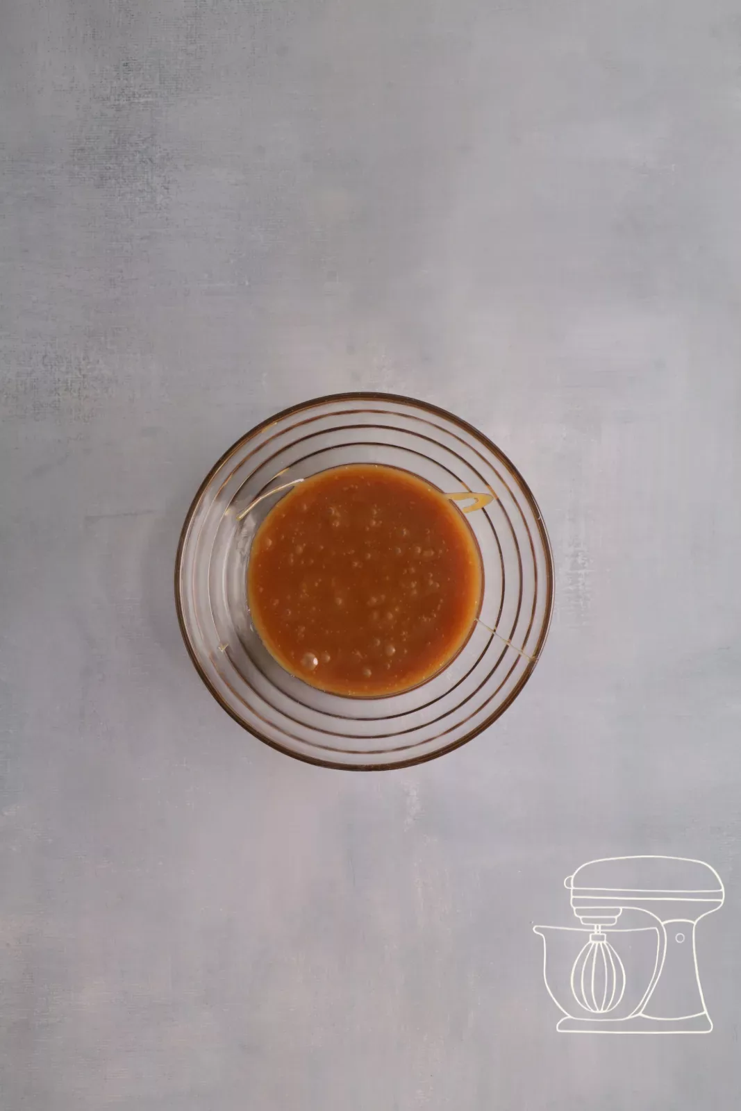 Karamell mit gesalzener Butter in der Schüssel