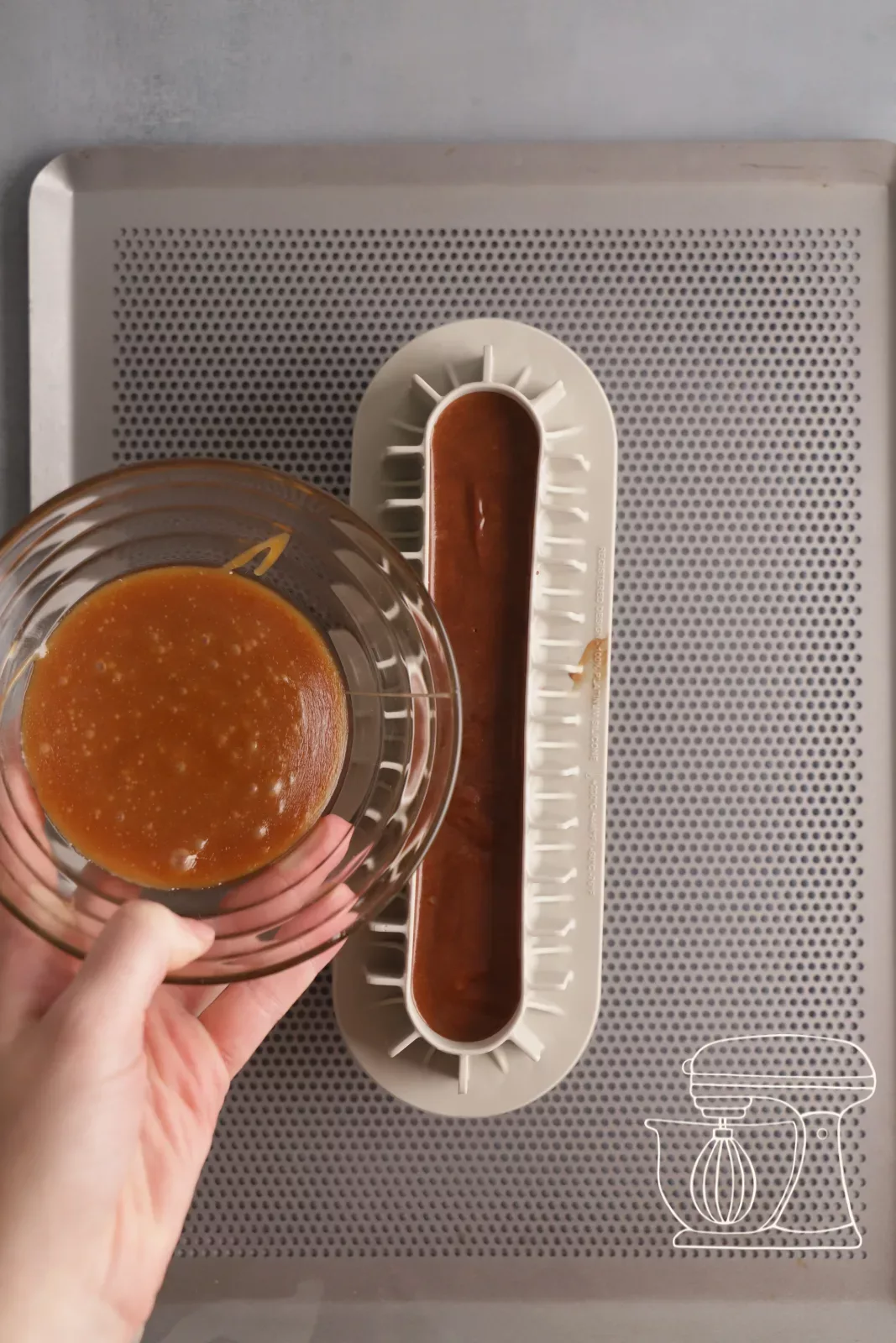 Karamell auf die gefrorene Creme giessen
