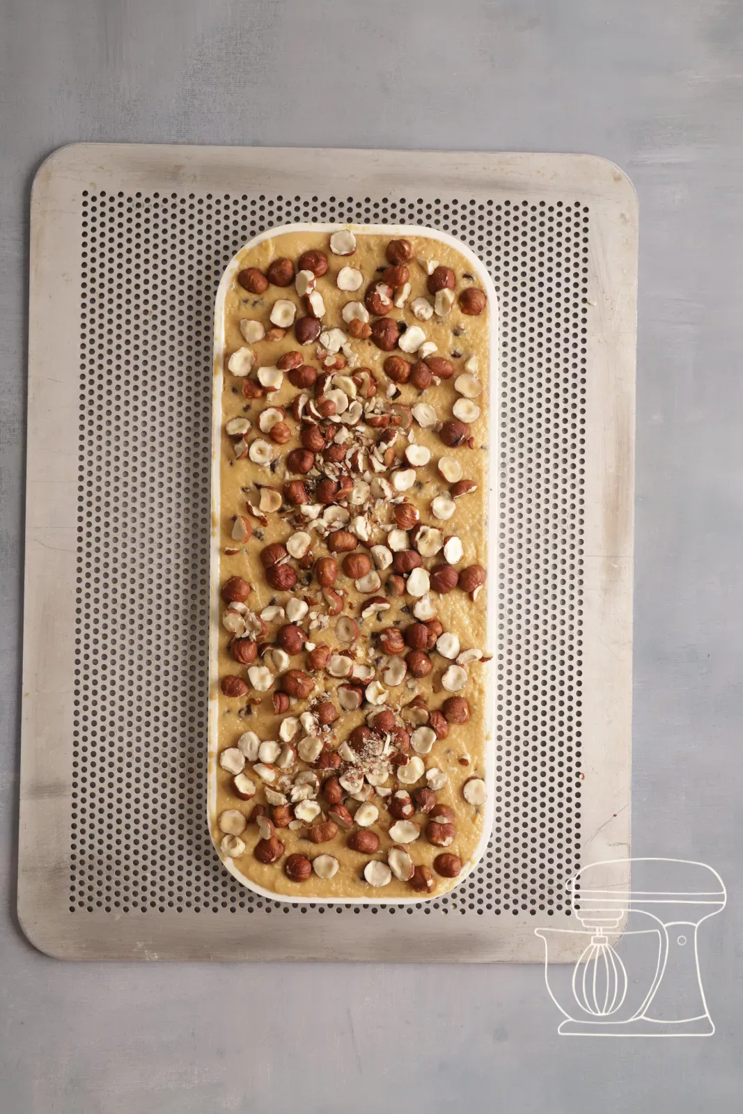 Biskuit mit Haselnüssen vor dem Backen