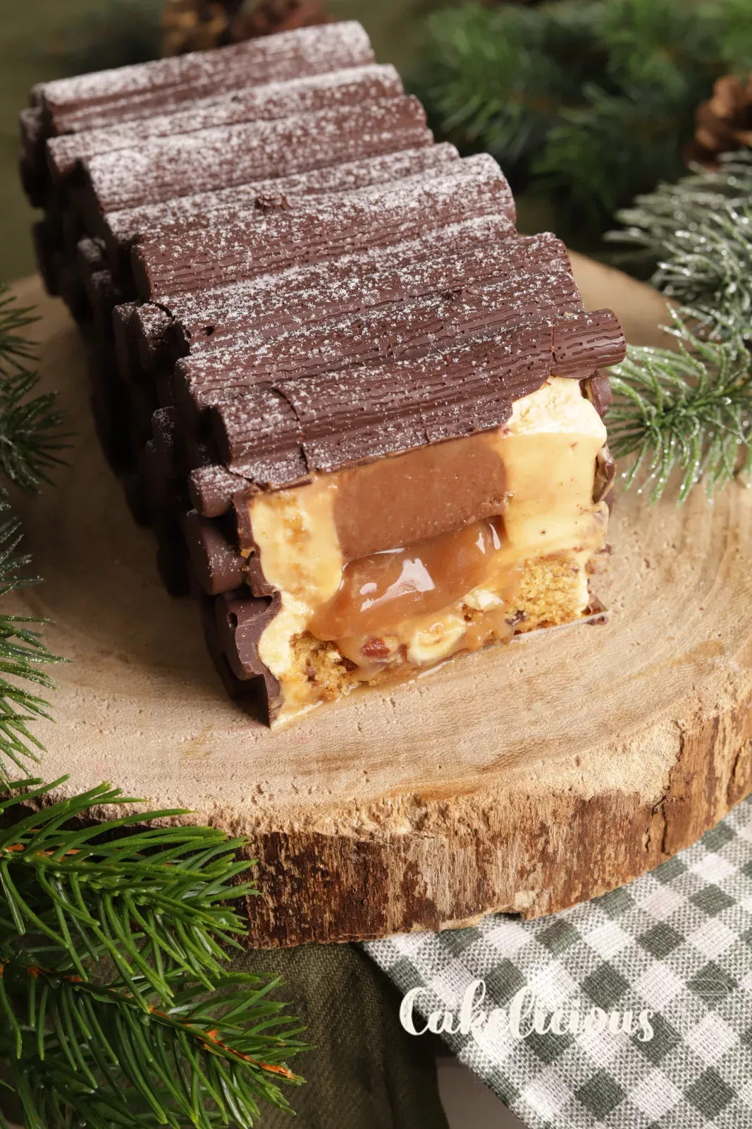 Angeschnittene Bûche mit Karamellkern, Dulcey-Mousse und Haselnuss-Biskuit