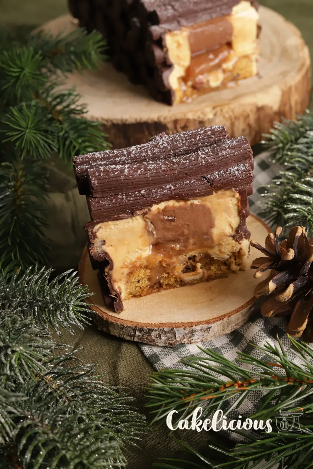 Stück der Bûche mit Schokoladencreme und Karamell