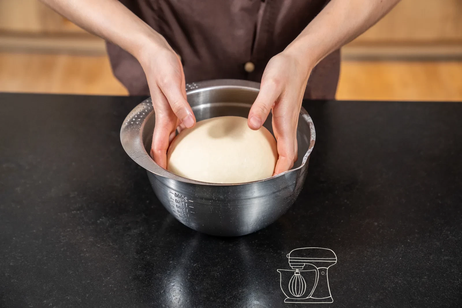 The ball of dough sits in the oiled Bowl