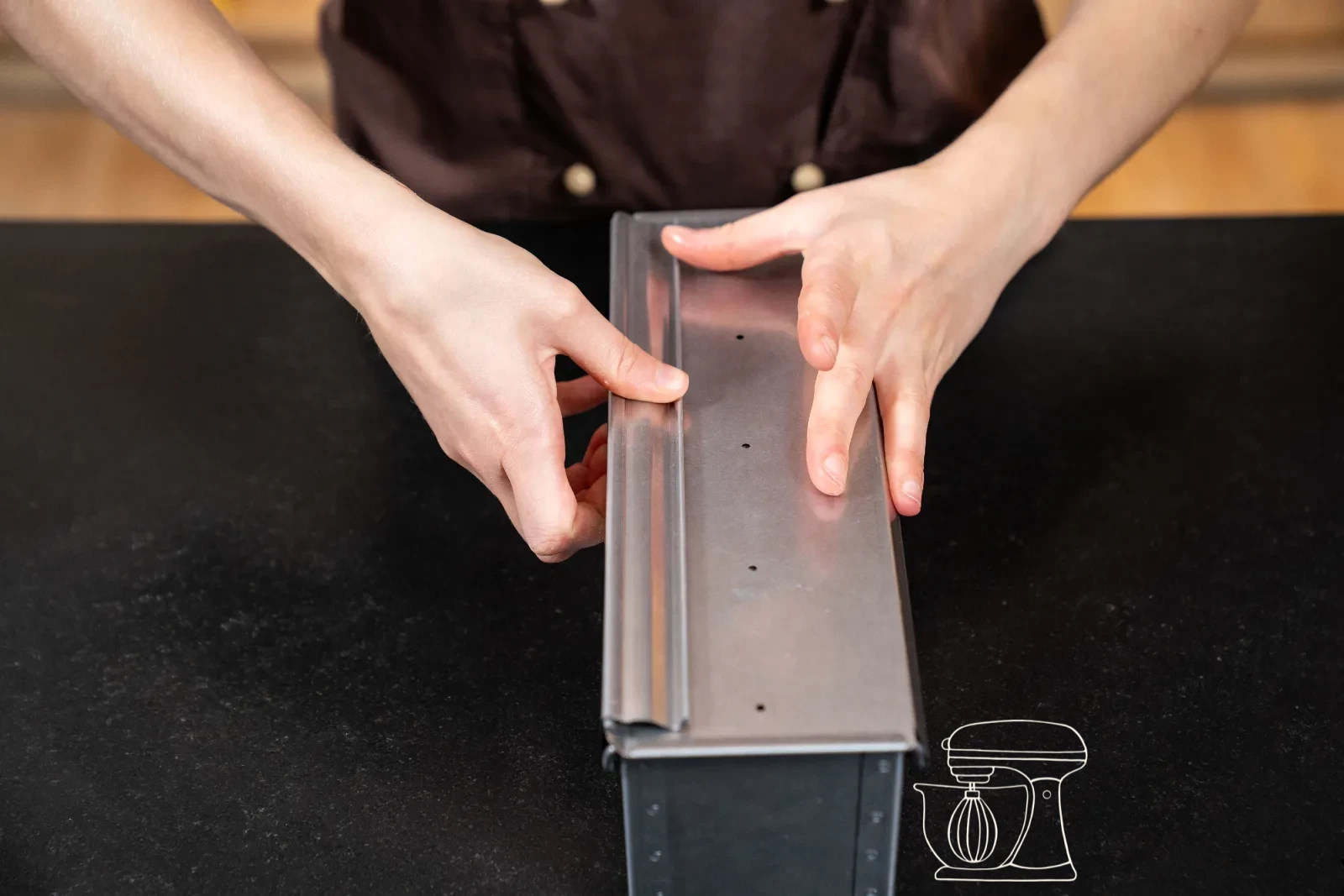 The tin is closed with the lid