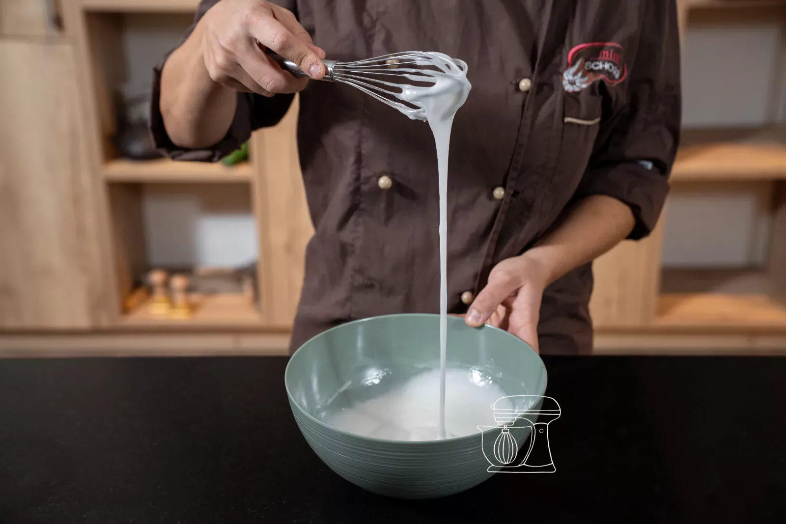 Glaçage au sucre liquide qui coule du fouet