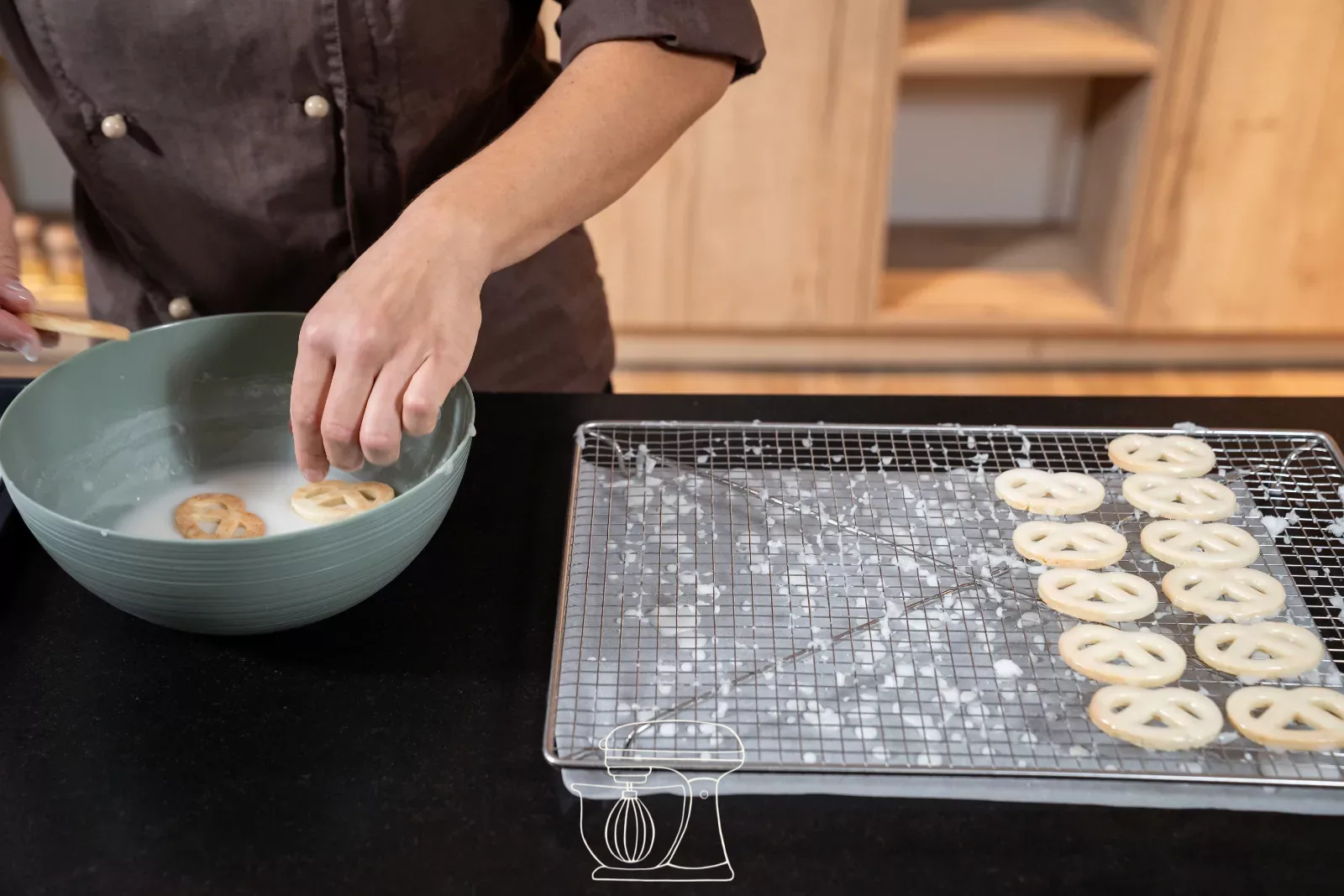 Tremper le bretzel à la vanille tiède dans le glaçage