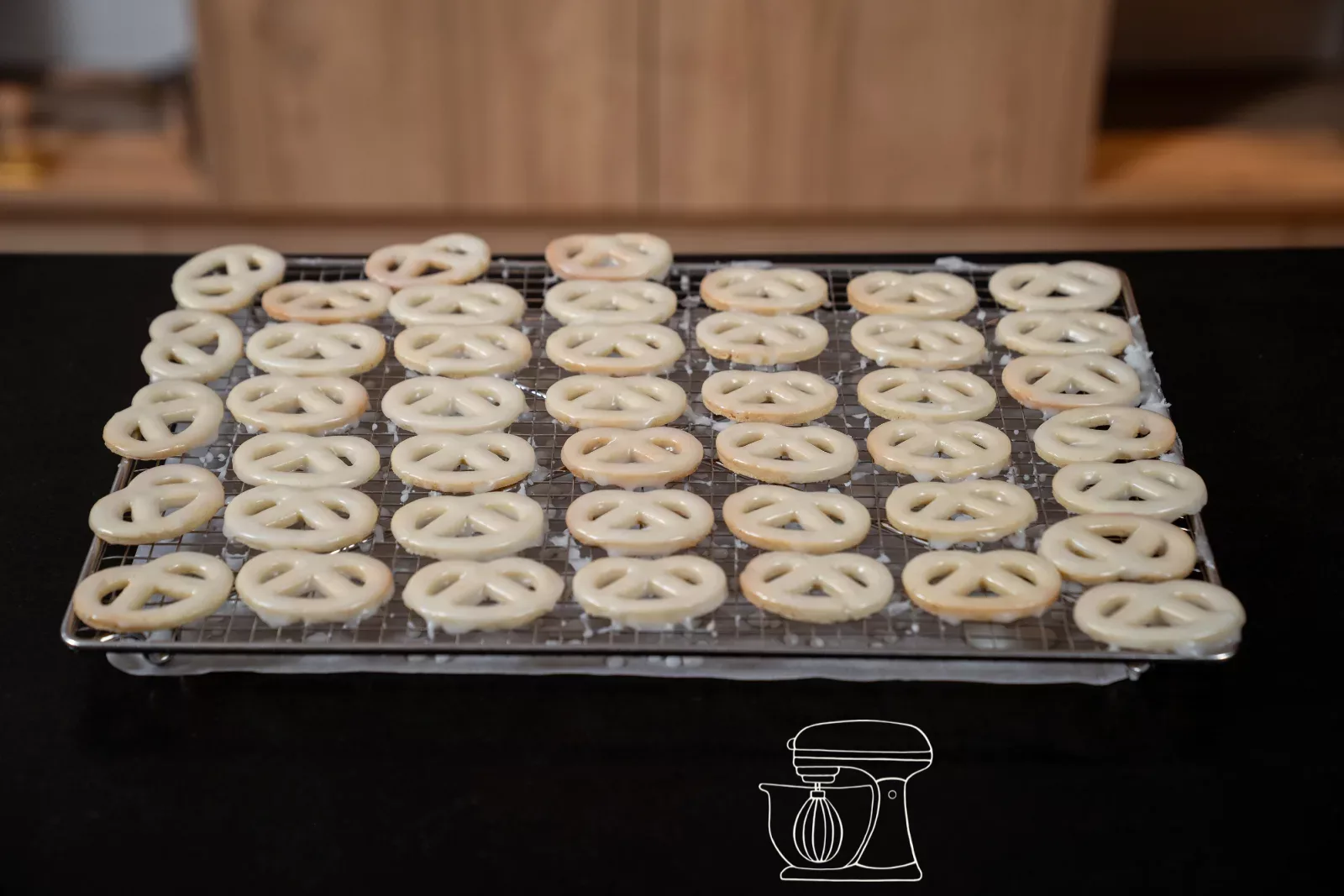 Une grille remplie de bretzels à la vanille