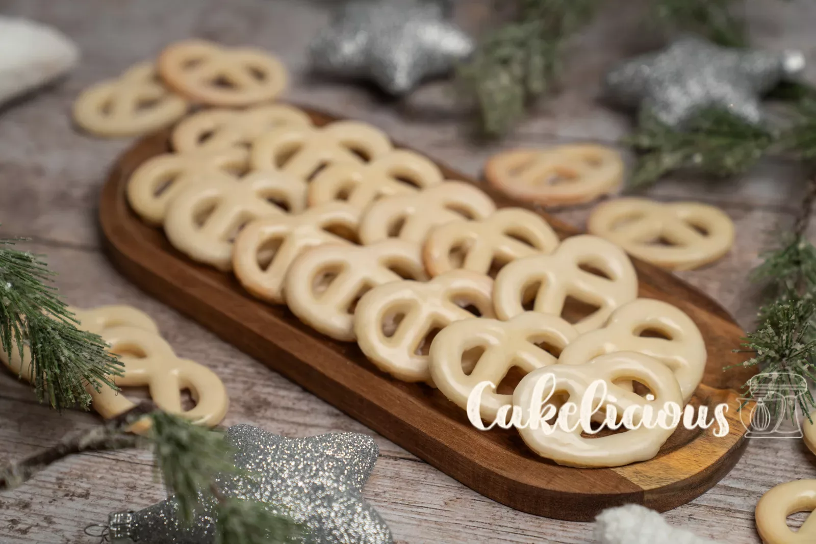 Bretzels à la vanille avec étoiles et branches de sapin
