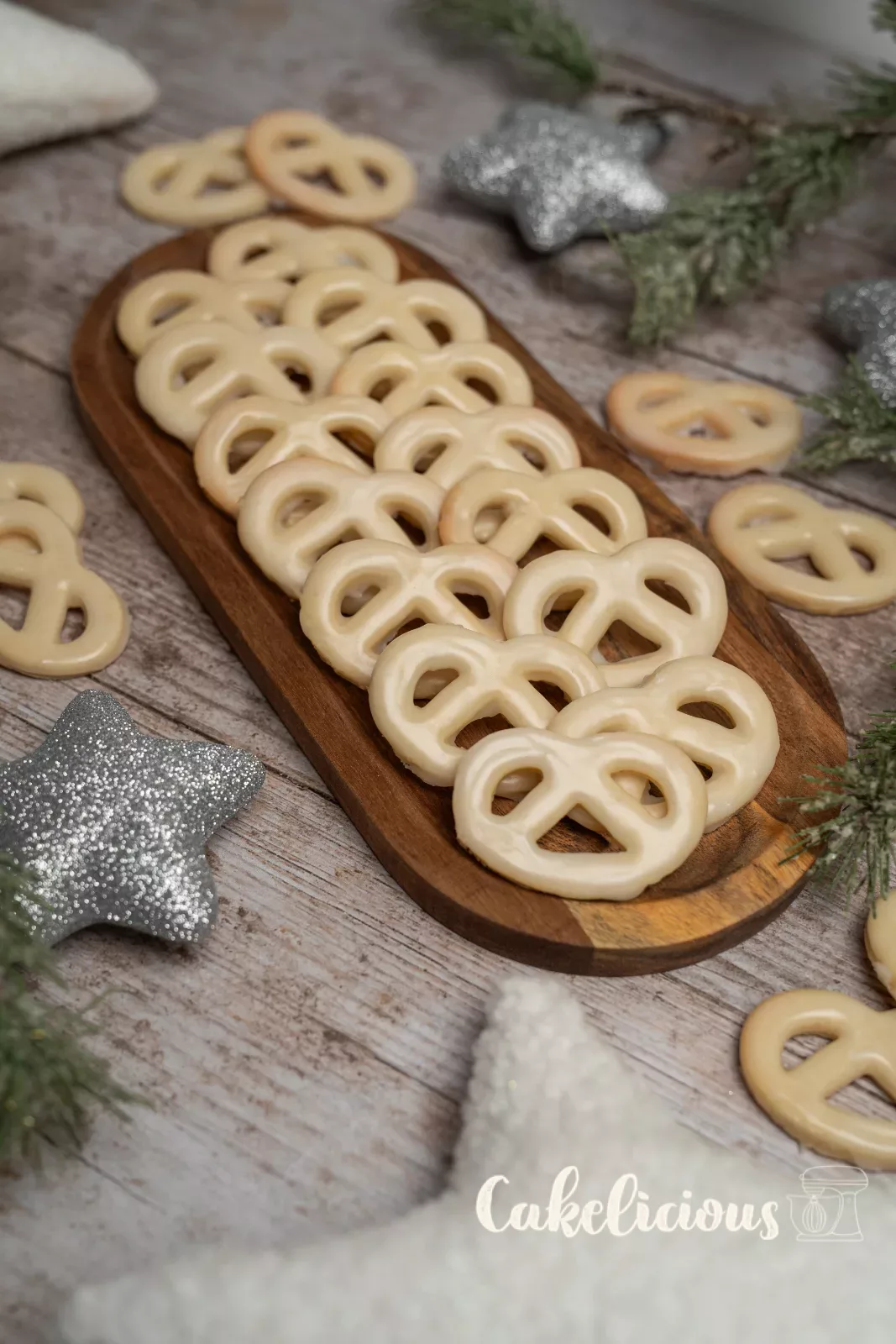 Planche en bois couverte de bretzels à la vanille