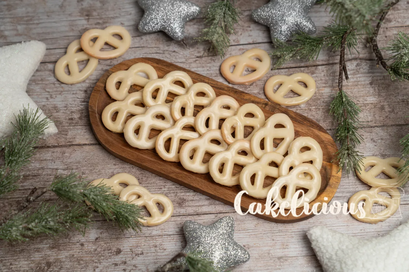 Table de Noël avec bretzels à la vanille vus de dessus