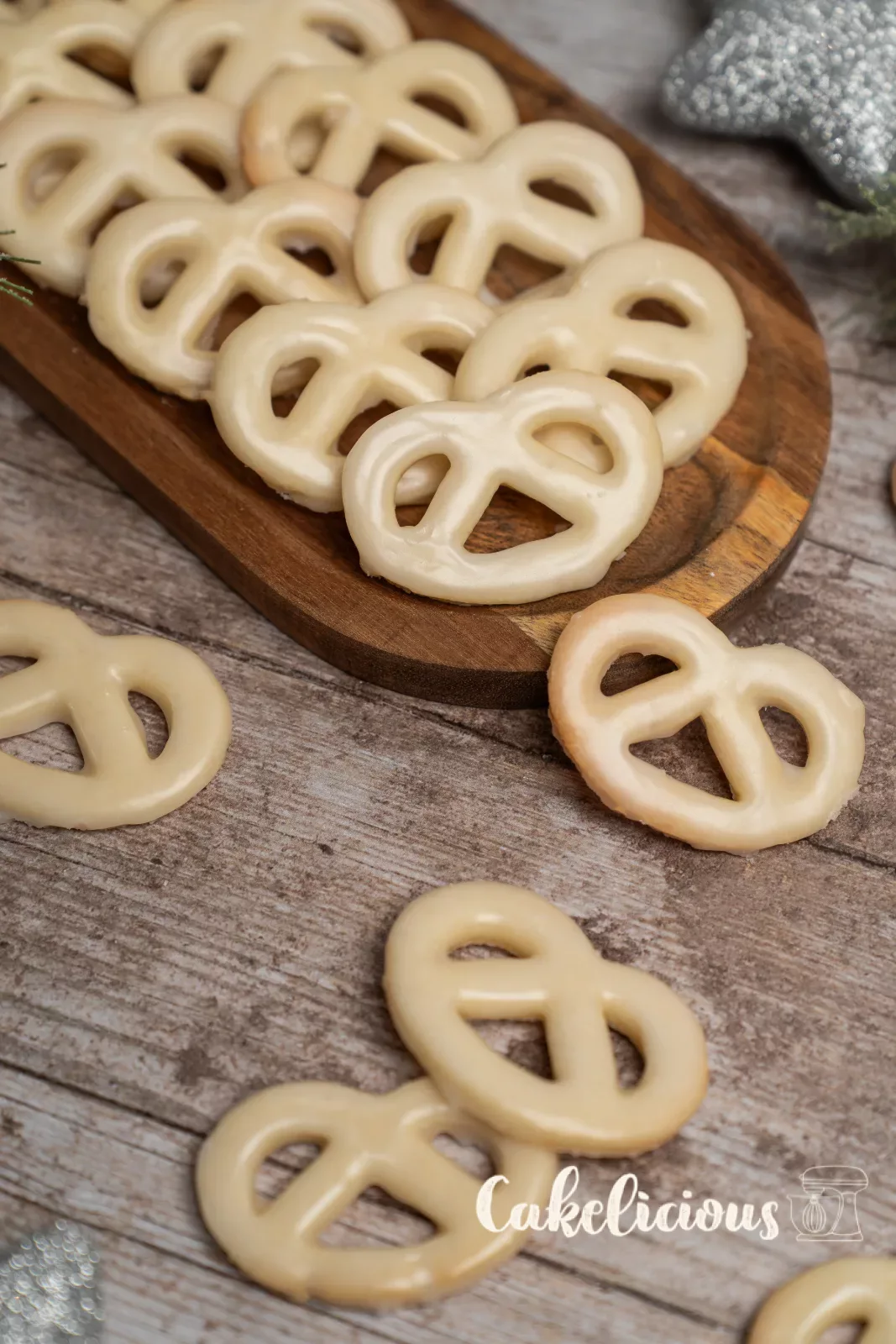 Bretzels à la vanille avec un glaçage brillant sur la table en bois