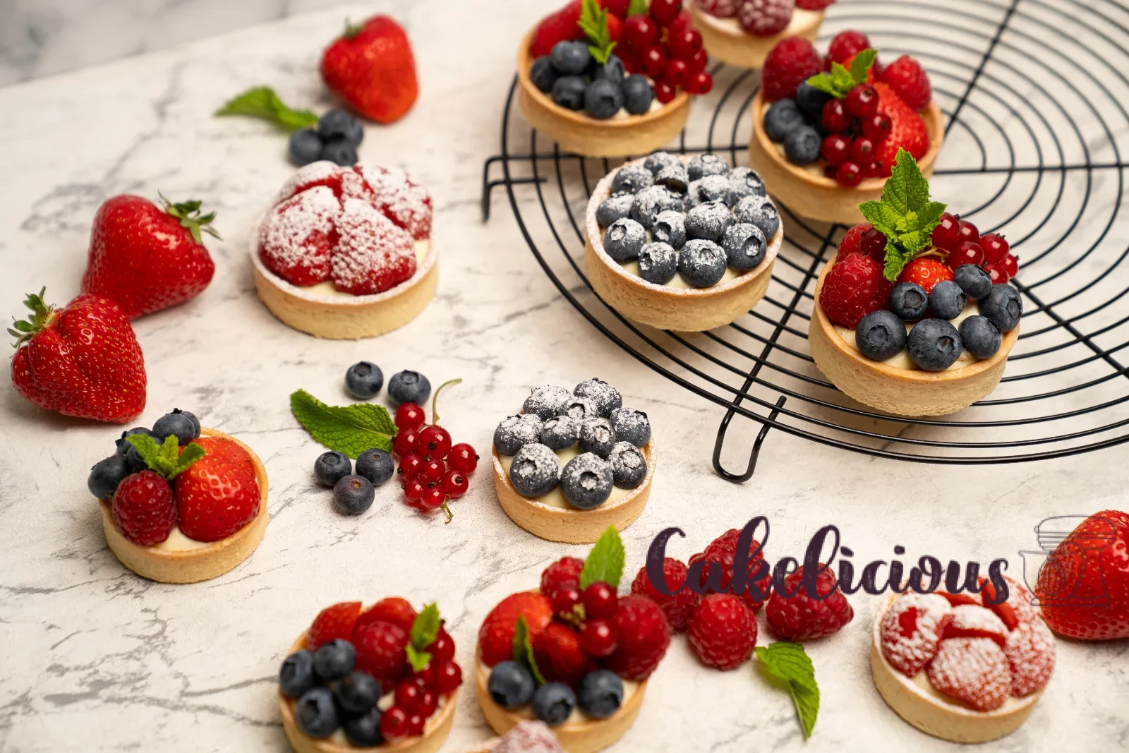 Vanilla Cream Tartelettes — Delicate Dessert with Fresh Red Berries