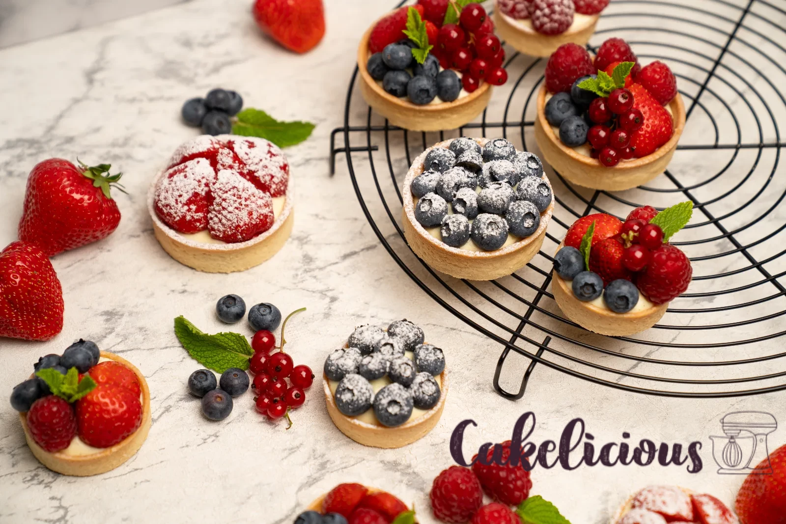 Vanilla Cream Tartelettes — Delicate Dessert with Fresh Red Berries