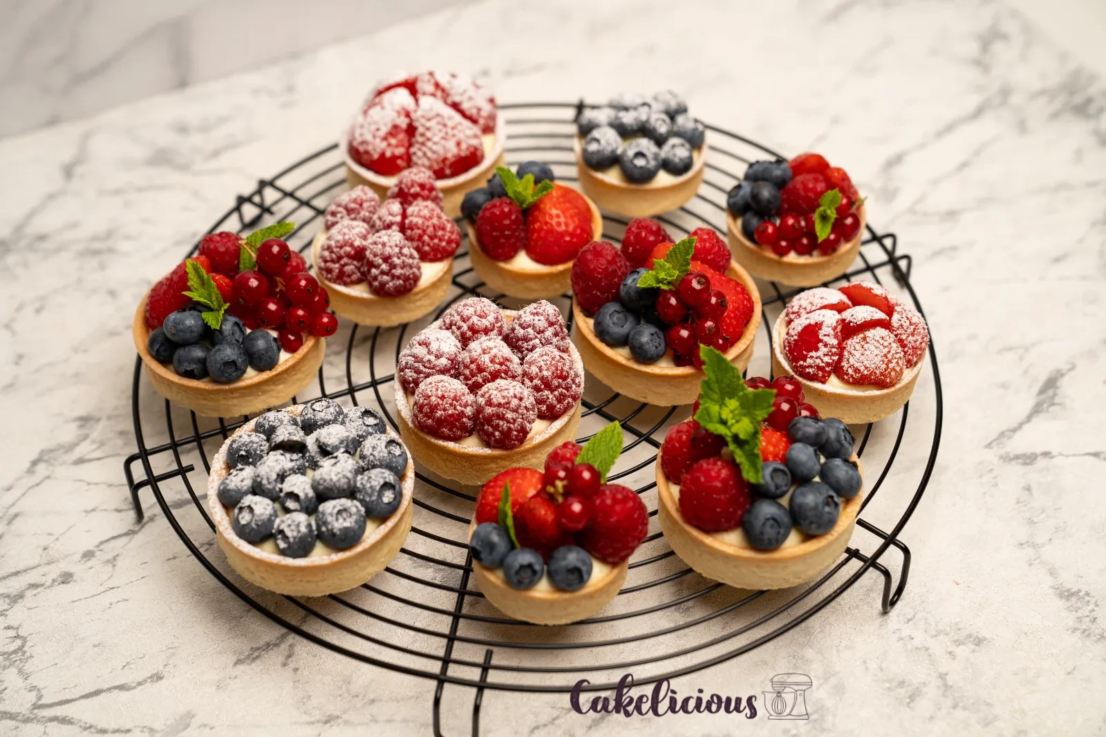 Vanilla Cream Tartelettes — Delicate Dessert with Fresh Red Berries