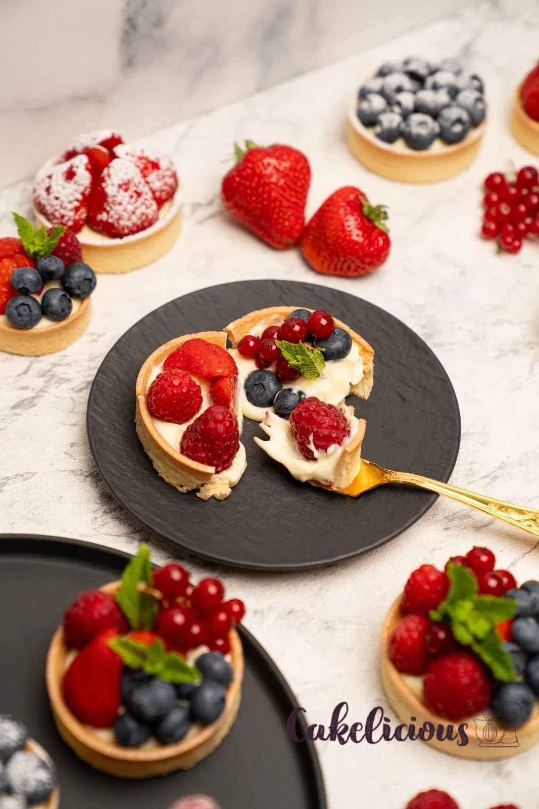Vanilla Cream Tartelettes — Delicate Dessert with Fresh Red Berries