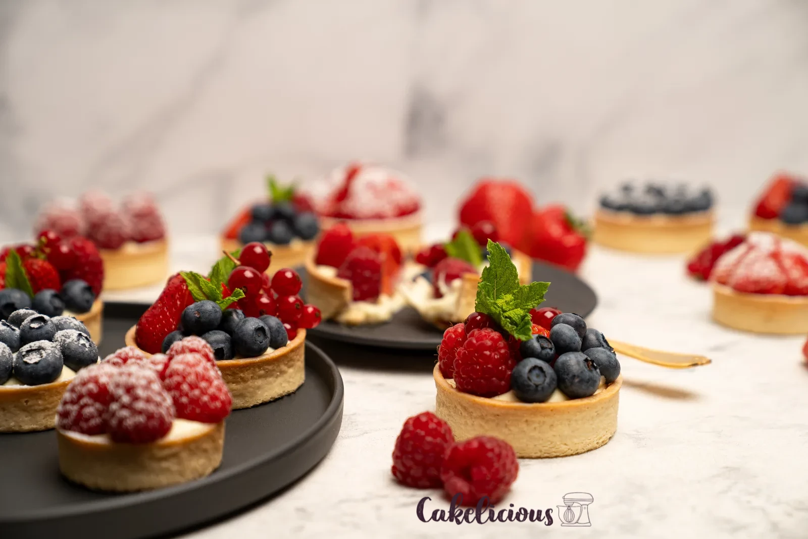 Vanilla Cream Tartelettes — Delicate Dessert with Fresh Red Berries