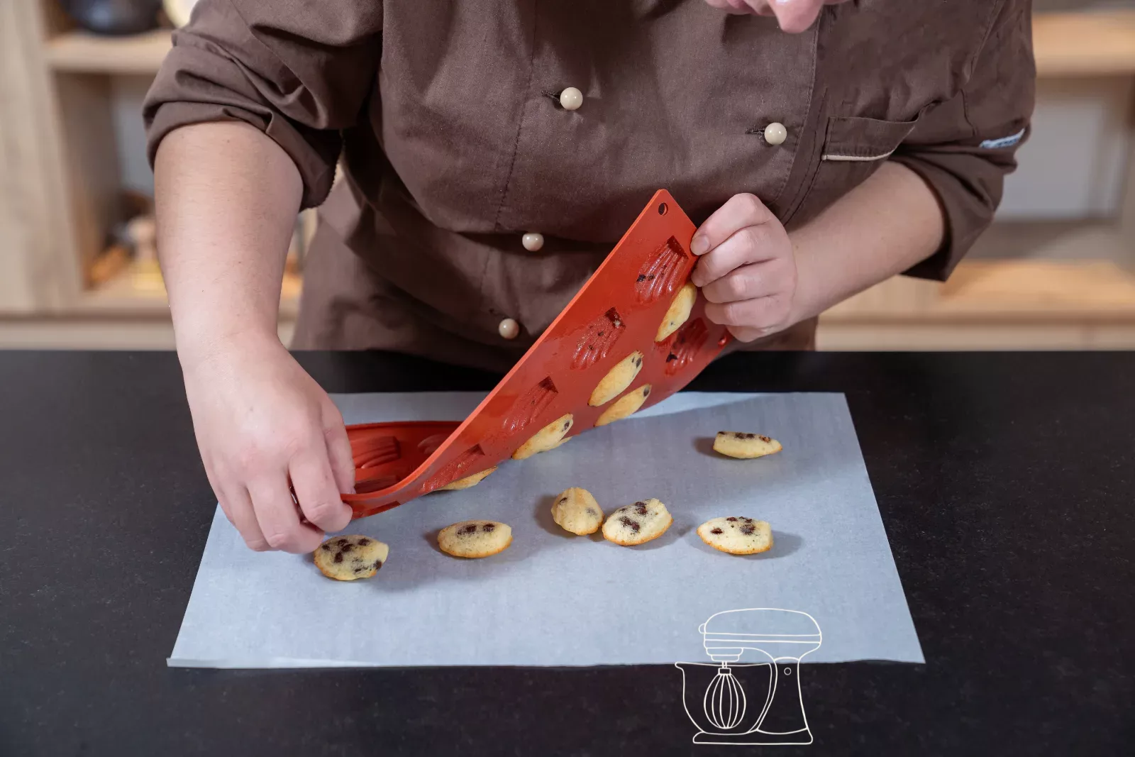 Madeleines werden aus der Silikonform gelöst