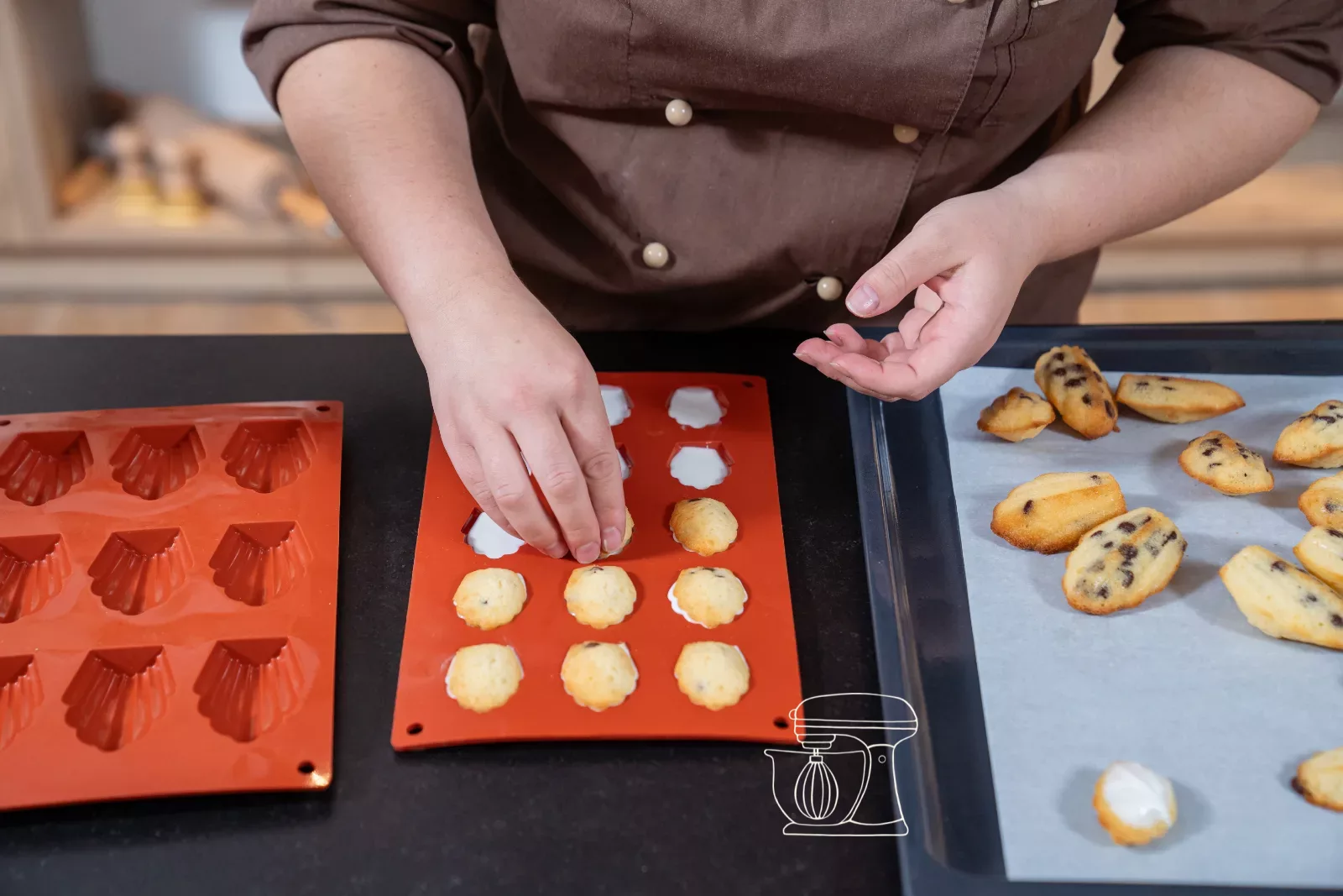 Mini-Madeleines werden in die Glasur gedrückt