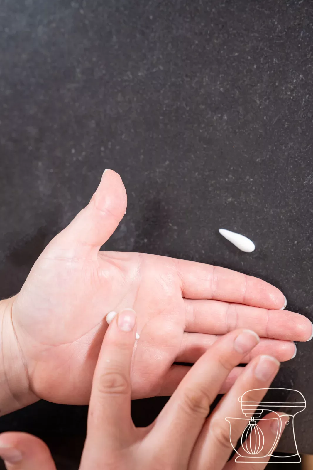 Fondant wird in der Hand zu einem Tropfen gerollt